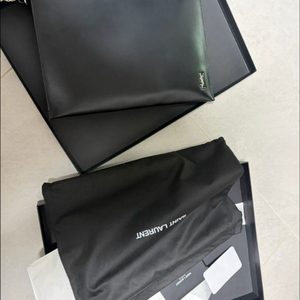 입생로랑 타이니 모노그램 클러치 은장