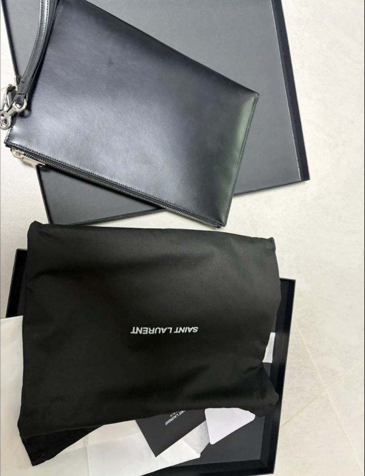 입생로랑 타이니 모노그램 클러치 은장--1