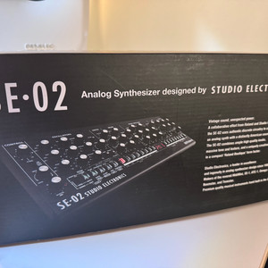 롤랜드 SE-02 아날로그 신디사이저
