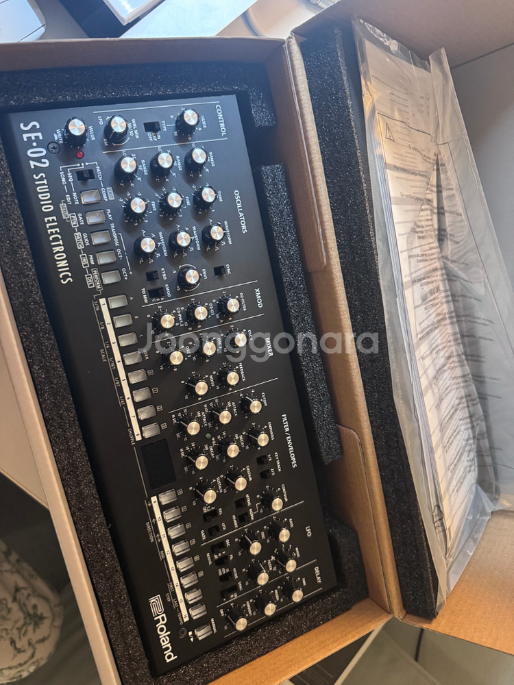 롤랜드 SE-02 아날로그 신디사이저--1