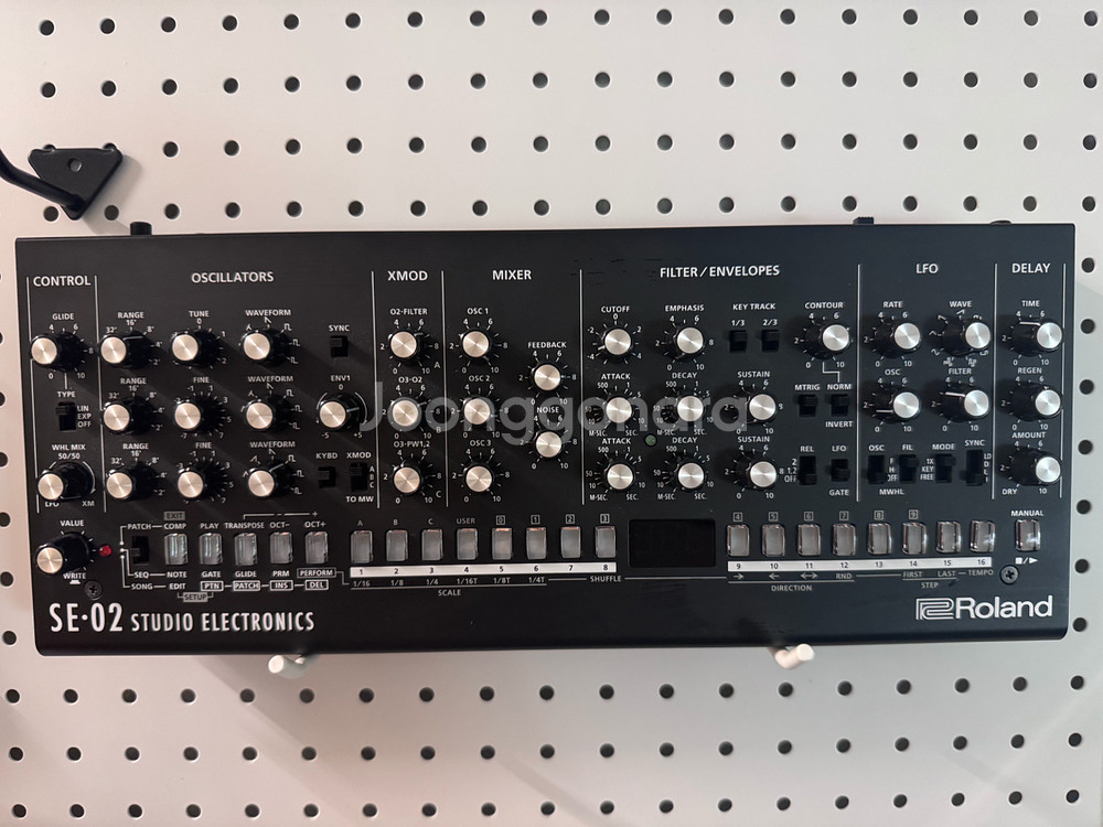 롤랜드 SE-02 아날로그 신디사이저--2