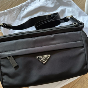 프라다 바이커백 M 사이즈새제품