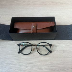 마노모스 안경 판매합니다.