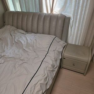 퀸사이즈 통가죽 침대프레임 + 협탁 세트