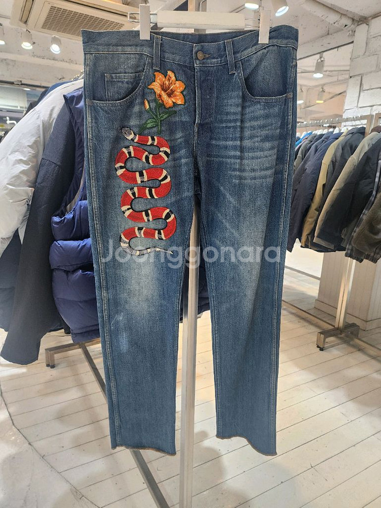 구찌 스네이크 패치 데님 진 36사이즈--2