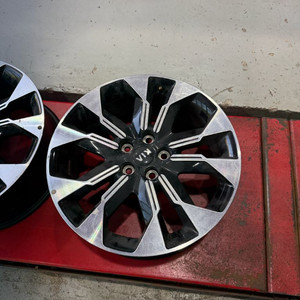 카니발 4세대 19인치 순정 휠 세트 tpms포함