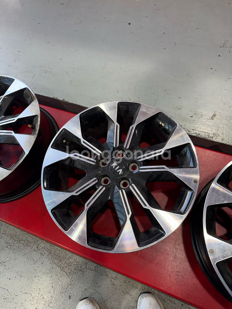 카니발 4세대 19인치 순정 휠 세트 tpms포함--1