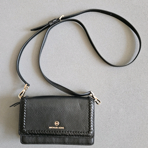 마이클코어스 젯 셋 참 크로스백