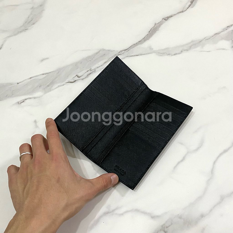 프라다 사피아노 레더 메탈로고 장지갑 블랙 2MV836--1