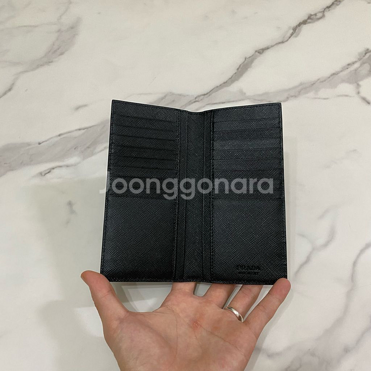 프라다 사피아노 레더 메탈로고 장지갑 블랙 2MV836--4