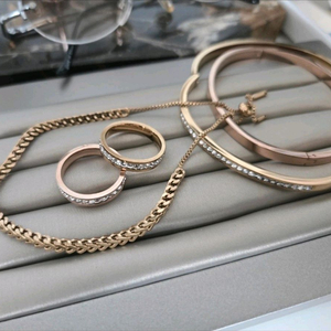 세련된 여성 팔찌. 골드 에디션