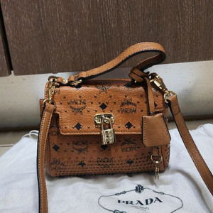 MCM 스터드장식 미니 사첼백