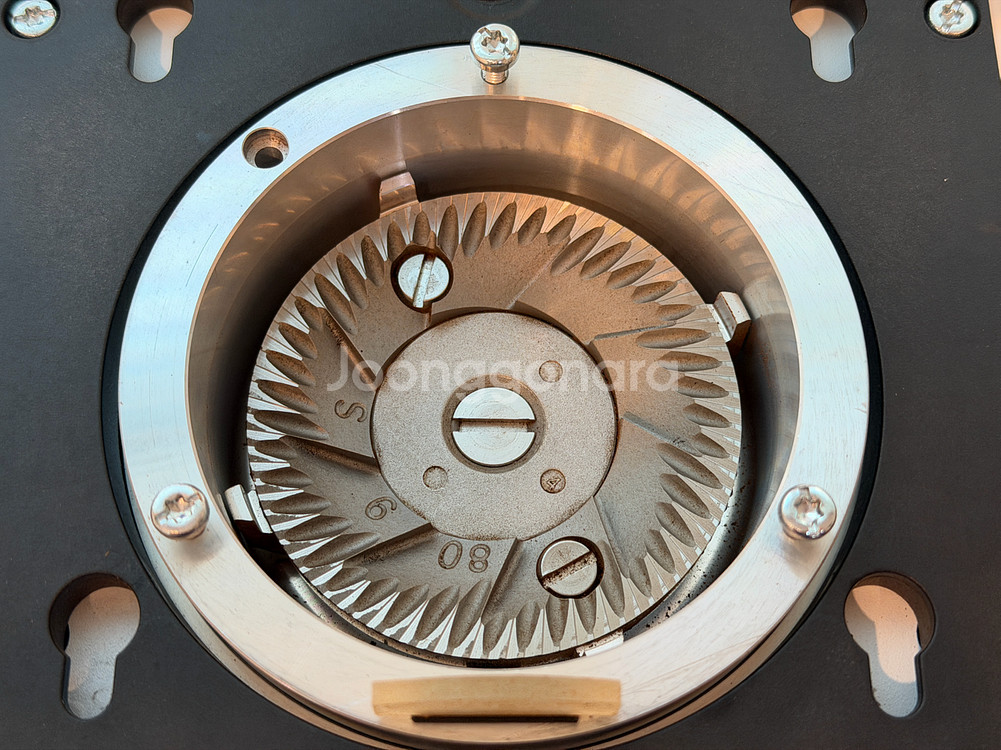 디팅 807 랩스윗 그라인더 화이트 판매합니다.--1