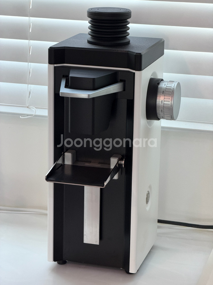 디팅 807 랩스윗 그라인더 화이트 판매합니다.--0