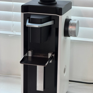 디팅 807 랩스윗 그라인더 화이트 판매합니다.