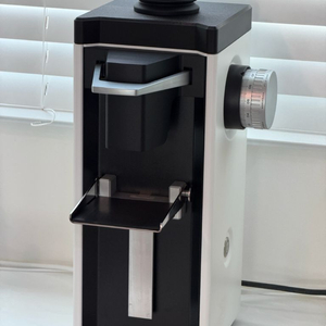 디팅 807 랩스윗 그라인더 화이트 판매합니다.