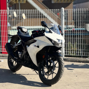 스즈키 gsx-r 125cc 19년식 3만키로 흰색컬러 판매합니다