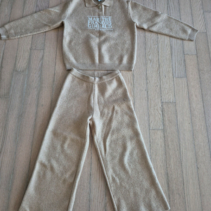 마리떼 프랑소와 키즈 니트 상하복 세트 140사이즈 판매합니다.