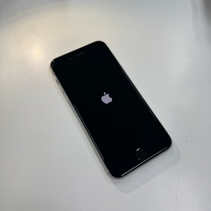 아이폰 SE2 128GB 화이트 판매합니다. (배터리100%)