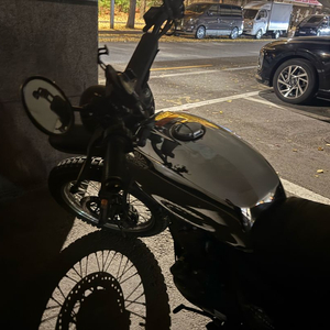 오토바이 브릭스톤 클래식 바이크 125 오프로드 타이어 이미지