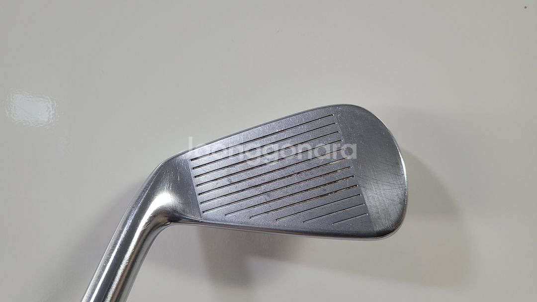 테일러메이드 P790 UDI 2번 드라이빙 아이언 팝니다.--1
