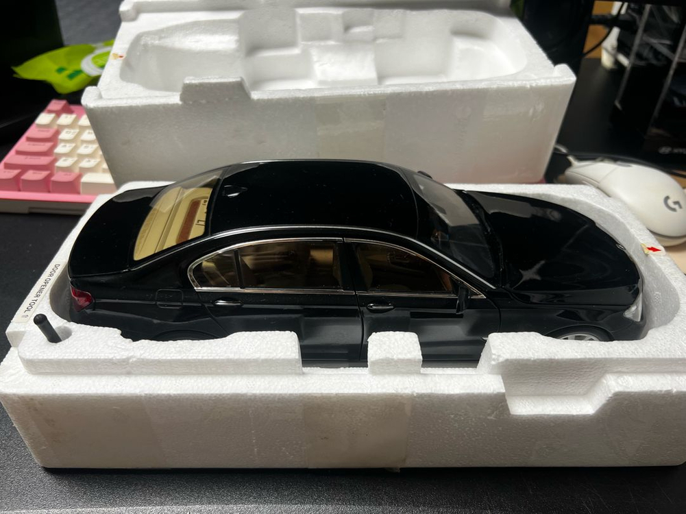 교쇼 BMW 750Li (F02) 1:18 이미지