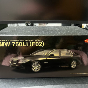 교쇼 BMW 750Li (F02) 1:18