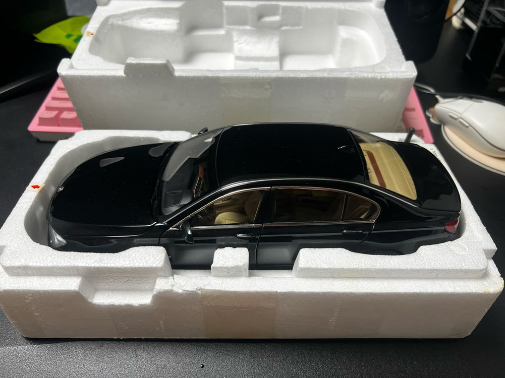 교쇼 BMW 750Li (F02) 1:18 이미지