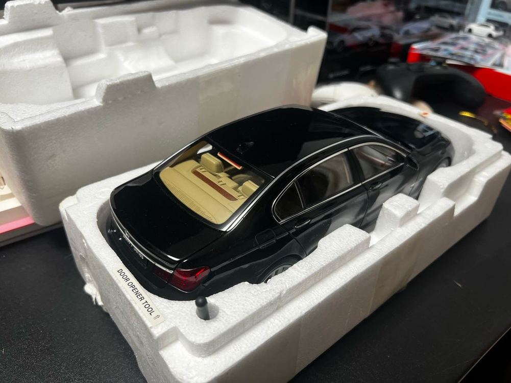 교쇼 BMW 750Li (F02) 1:18 이미지