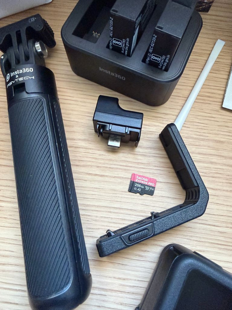 인스타360 ACE Pro 2 액션캠 듀얼베터리 외 악세사리 풀셋--1