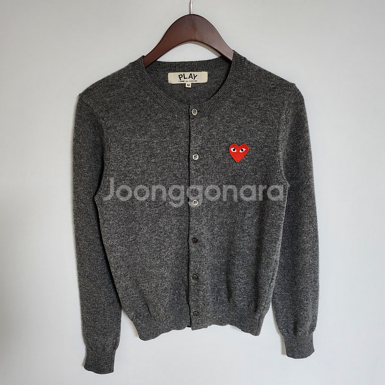 [M] 꼼데가르송 차콜 레드와펜 여성 가디건 AZ-N007--0