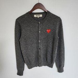 [M] 꼼데가르송 차콜 레드와펜 여성 가디건 AZ-N007