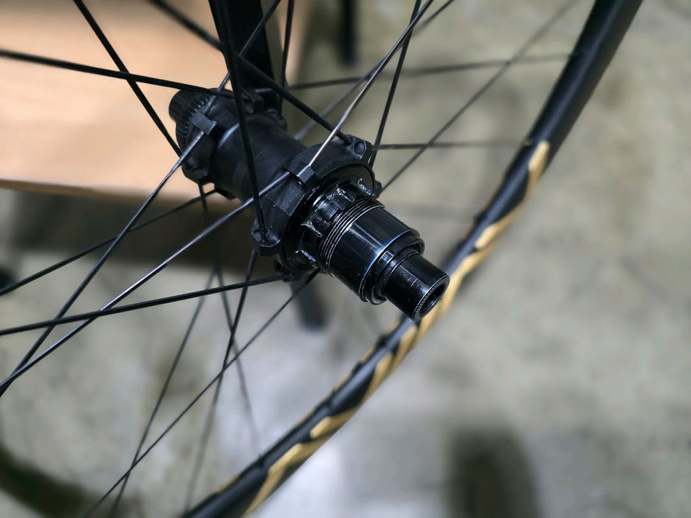 아비아브 더 뉴 에어로엑스 40 카본 디스크 튜블러 휠셋 팝니다.--2