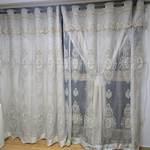 베이지 화려한 레이스 자수 이중 커튼 대. 커튼봉 포함