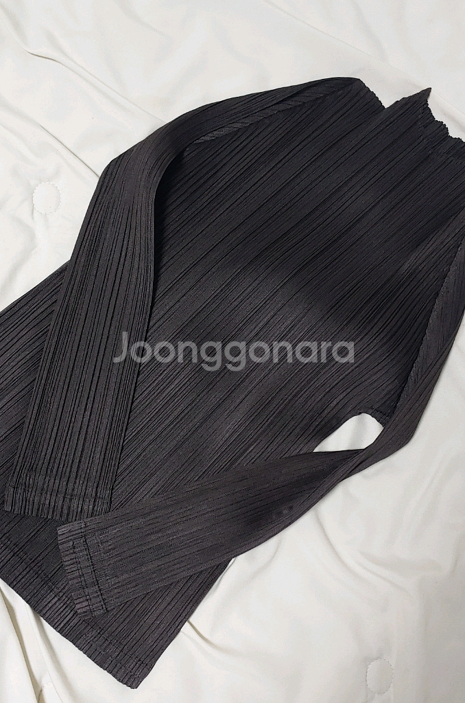 플리츠플리즈 - 24년 DECEMBER 탑 (블랙브라운)--2