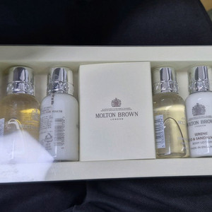 몰튼브라운 트래블 키트 4종 세트 팝니다