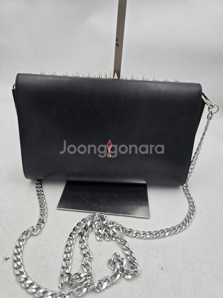 루부탱 스터드 체인 클러치겸 크로스가방--1