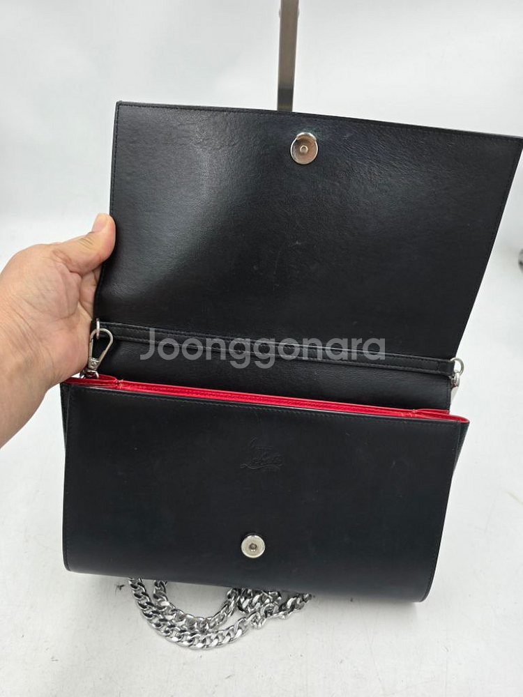 루부탱 스터드 체인 클러치겸 크로스가방--2