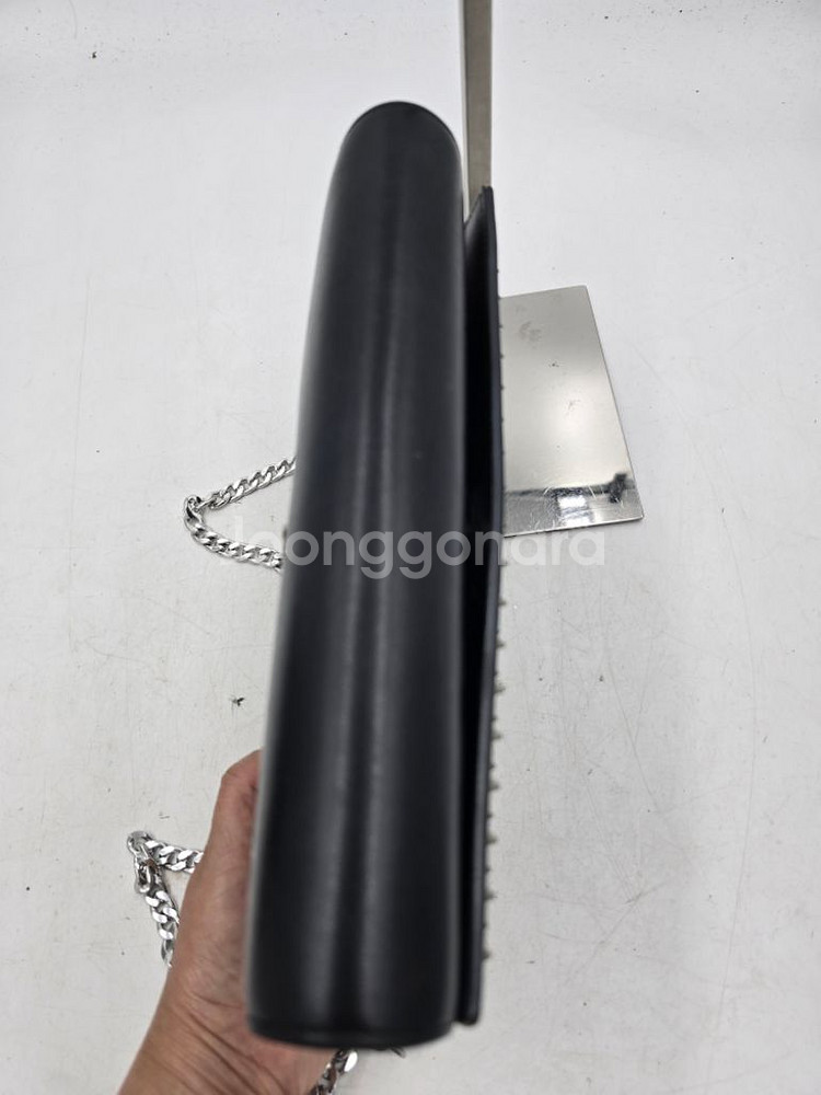 루부탱 스터드 체인 클러치겸 크로스가방--6