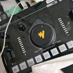 마오노인터페이스와 마이크와 조명2개 풀세트 사용기간1달도안됨 득템하세요^^