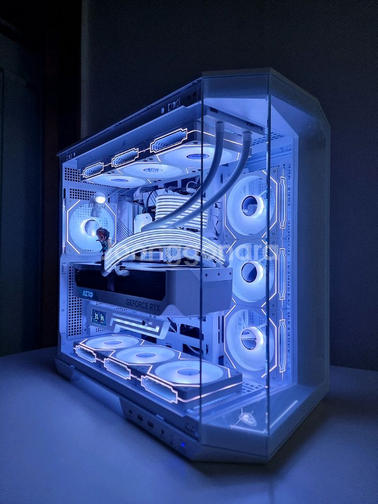 하이앤드급 게이밍 컴퓨터 인텔 i7 4080 화이트 컨셉 팝니다.--0