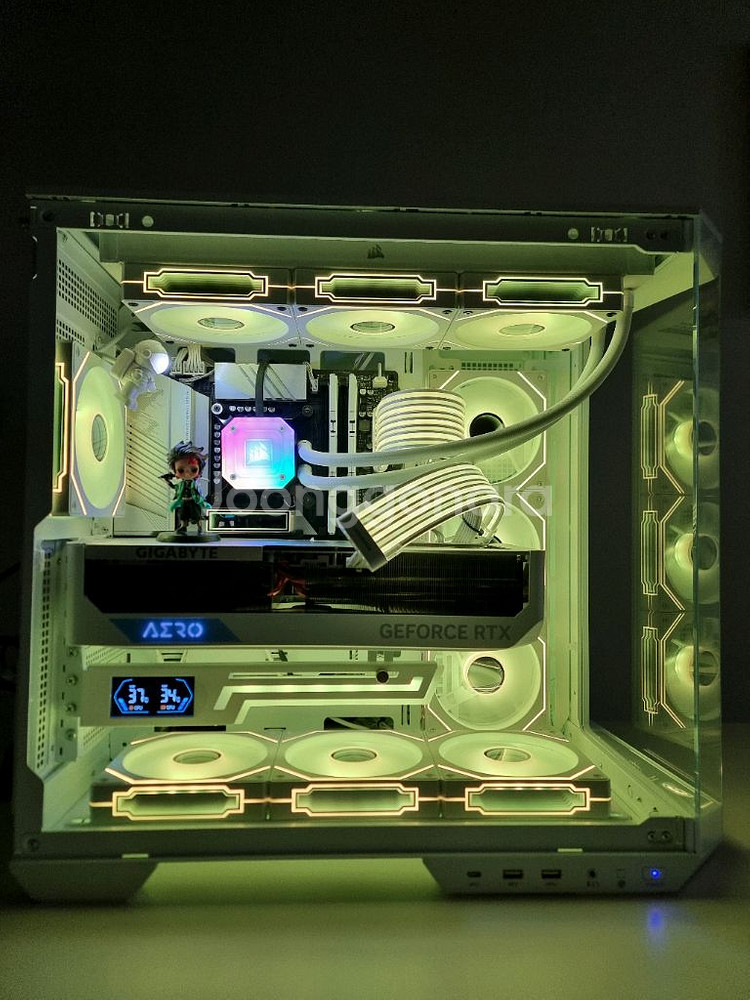 하이앤드급 게이밍 컴퓨터 인텔 i7 4080 화이트 컨셉 팝니다.--6