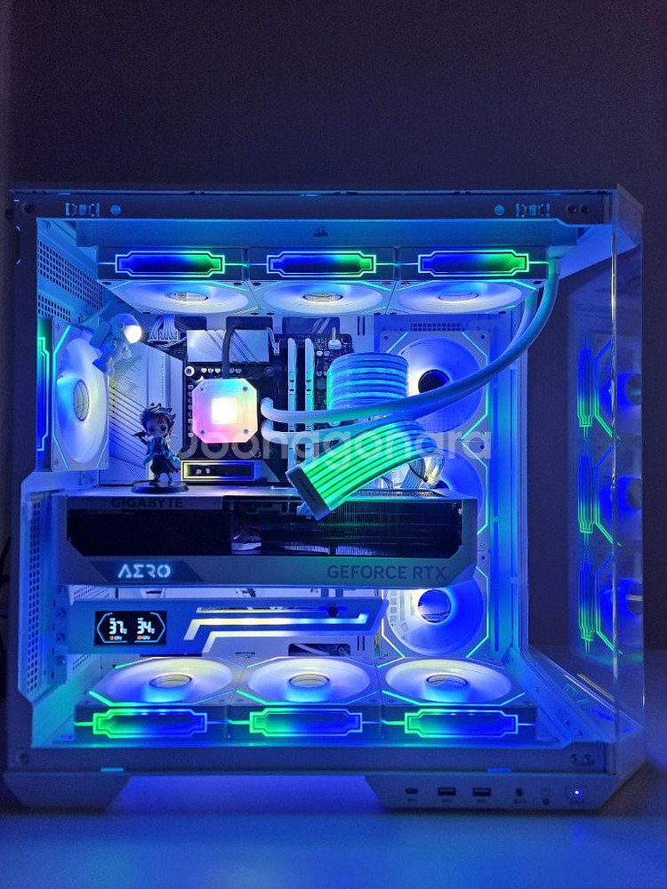 하이앤드급 게이밍 컴퓨터 인텔 i7 4080 화이트 컨셉 팝니다.--2