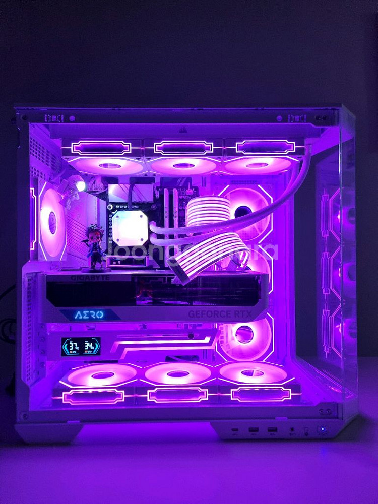 하이앤드급 게이밍 컴퓨터 인텔 i7 4080 화이트 컨셉 팝니다.--4