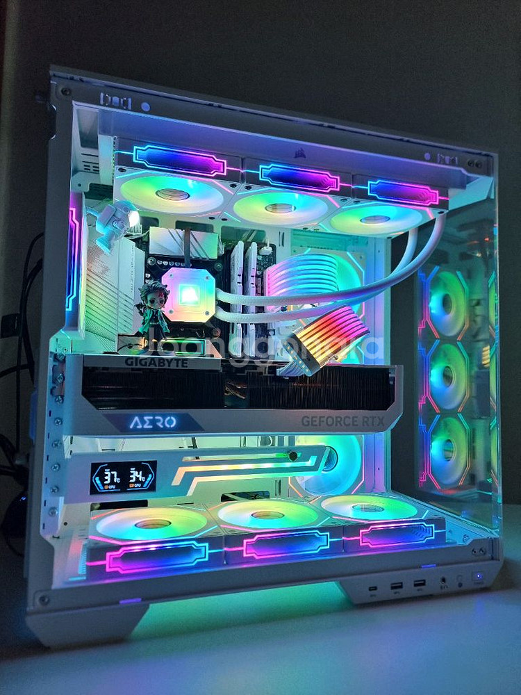 하이앤드급 게이밍 컴퓨터 인텔 i7 4080 화이트 컨셉 팝니다.--3