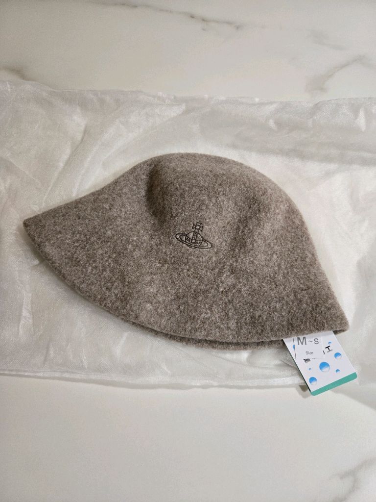 택달린 새상품) 비비안웨스트우드 ORB 자수 로고버킷햇 모카