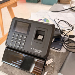 케이미디어 출퇴근 기록 관리기 지문인식 출입기 거치대포함