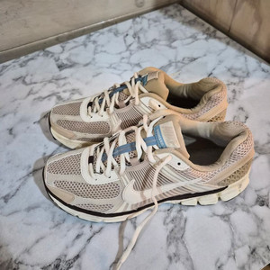 나이키 줌 보메로5 오트밀 265 (W)