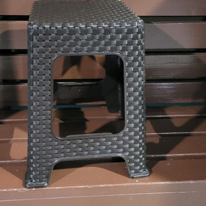 플라스틱 라탄 사각 의자 6개 .낮은 의자 1개 스툴 .짙은 브라운 색상 입니다.