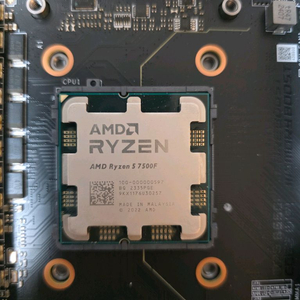 AMD 라이젠 7500F CPU 팝니다.